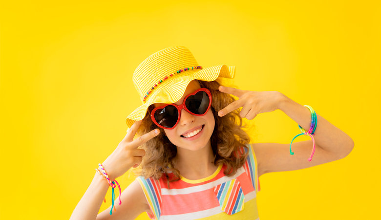 Foto: Lachendes Teenager Mädchen mit Sonnenbrille und Strohhut 