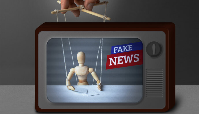 Bildschirm mit Marionette und Schriftzug Fake News