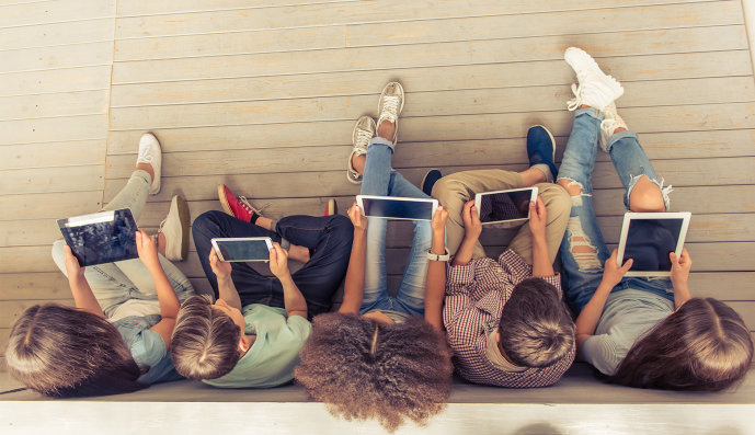 Foto: Gruppe von fünf Jugendlichen, die alle je ein Tablet in der Hand halten.