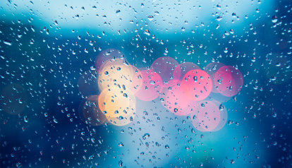 Foto: Regentropfen auf einer Fensterscheibe