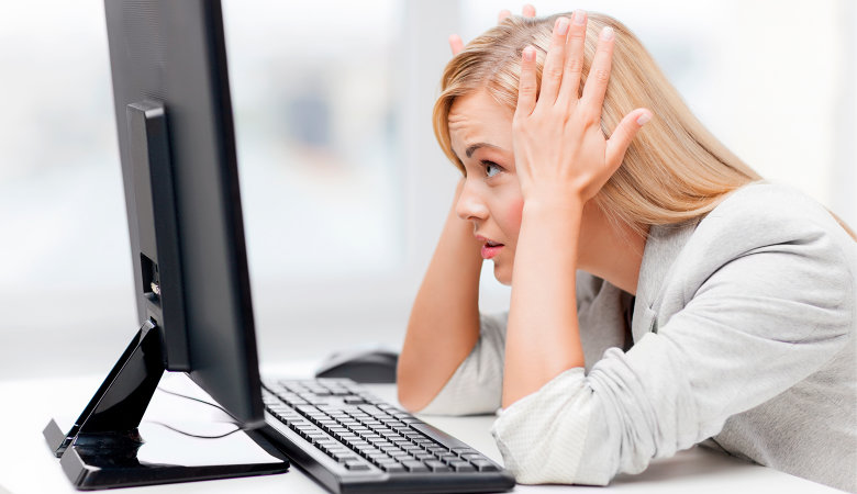 Foto: Junges Mädchen sitzt gestresst vor dem Computer