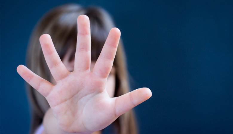 Foto: Kleines Mädchen streckt ihre Hand mit gespreizten Fingern in die Kamera